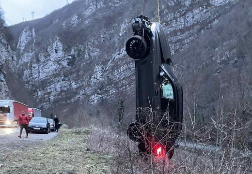GSS izvukla vozilo: Bračni par sa troje djece sletio u kanjon Vrbasa (Foto)