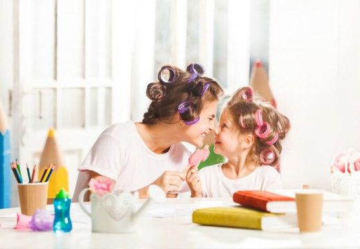 Skida fleke bolje nego bilo koje sredstvo: Trik jedne mame za čiste zidove oduševio ljude (Video)