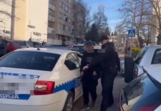 Policija odvezla dvije osobe iz zgrade u Banjaluci u kojoj je pronađeno tijelo (Video)