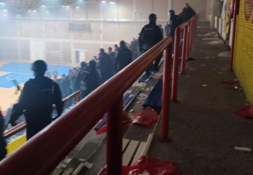 Povrijeđen navijač i policajac: Tuča na rukometnoj utakmici u Bijeljini (Video)