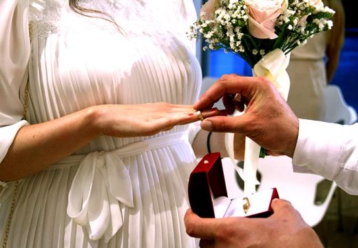 Za sreću JABUKA SE BACA sebi iza leđa, a sito na kuću: Ovih devet interesantnih srpskih običaja generacijama se prenose sa koljena na koljeno