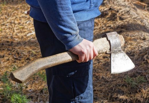 Tavom tukao ženu, sjekirom pokušao ubiti rođaka, a brata polio benzinom