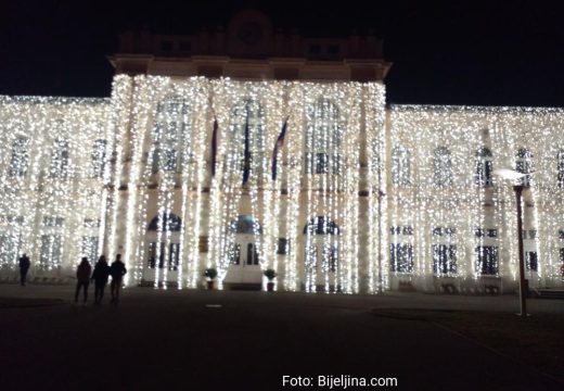 Bijeljina: Novogodišnji ukrasi ostaju do Dana zaljubljenih (Foto)