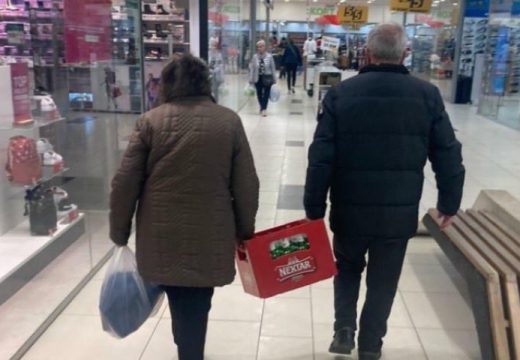 Zajedničkim snagama: Fotografija starijeg para izazvala brojne reakcije (Foto)