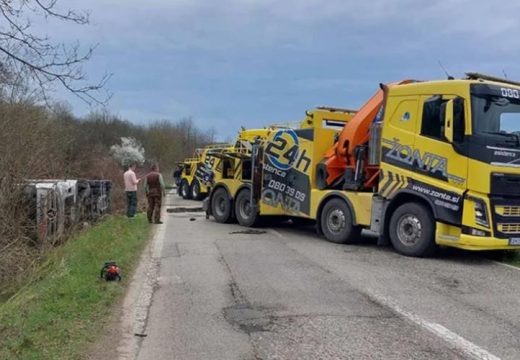 Derventa: Prevrnuo se kamion koji je prevozio automobile