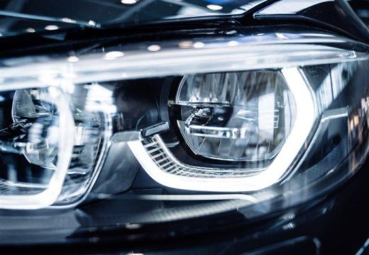 Vozači ovo pitanje postavljaju godinama: Da li su bolja žuta ili bijela svjetla na putu?