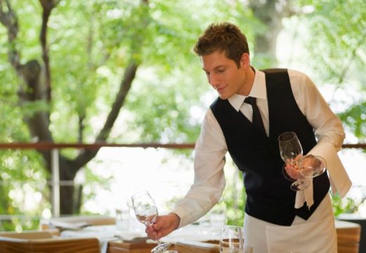 Jedan konobar je oborio ekonomski rekord: Kolika je plata konobara u Švajcarskoj?