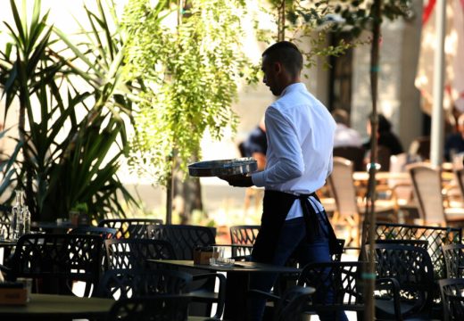 Prosječna plata u BiH 1.328 KM: Najmanje zarađuju ugostiteljski radnici