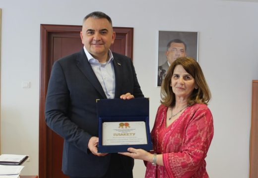 Za doprinos razvoju Poljoprivrednog fakulteta u Istočnom Sarajevu: Ministru Miniću uručena plaketa