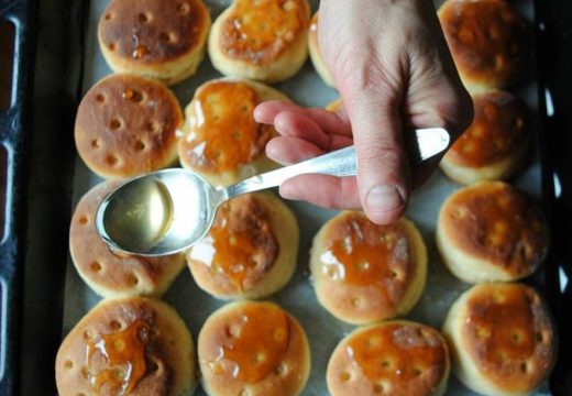 Žene danas mijese ove slasne zalogaje: Mladenčići – kolačići koji donose sreću