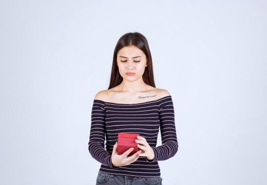 Veliki broj muškaraca ovih dana “lupa glavu”: Ovih sedam stvari ne kupujte ženama za 8. mart