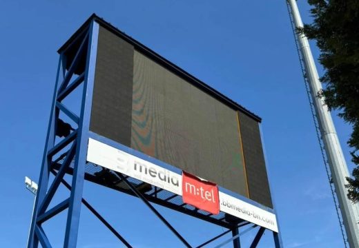 Radnik “šminka” stadion za Premijer ligu BiH: Postavljen novi semafor Bijeljini (Foto)