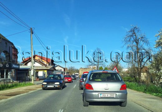 Izbjegavajte rizična preticanja! AMS RS: Vozači oprez, pojačana frekvencija vozila i motociklista