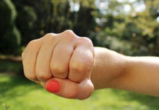 Ozbiljan incident u BiH: Djevojka šakom udarila radnicu kladionice