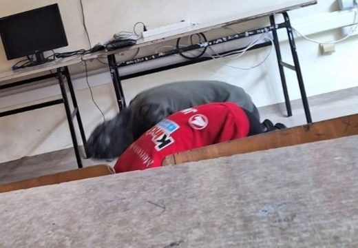 Srebrenica: Učenici klanjali na času fizike i engleskog (Foto)