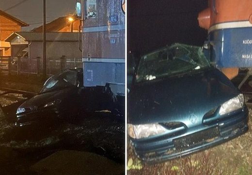 Dvije osobe povrijeđene: Voz udario u automobil u Banjaluci, vozilo smrskano (Foto)