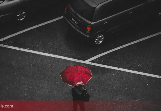 Šok scena n aparkingu u Priboju: Žena u naletu bijesa ispisala poruku na automobilu ljubavnice njenog muža