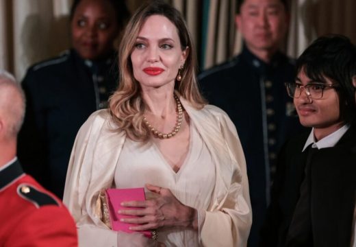 “POGLEDAJTE JOJ UŠI, TU JE DOKAZ”: Plastični hirurg o tajni mladolikog izgleda Anđeline Džoli, ipak nije samo genetika (Video)