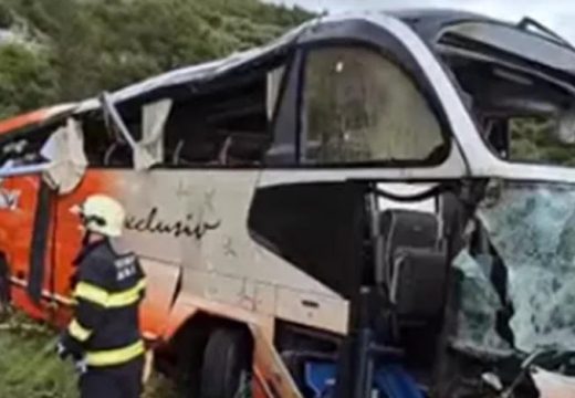Teška nesreća kod Makarske: Autobus sletio 60 metara u provaliju (Video)