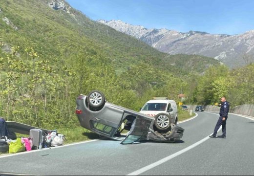 Nesreća kod Mostara: Automobil na krovu, dvije osobe povrijeđene