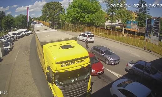 Naoružajte se strpljenjem: Na Graničnom prelazu Gradiška velika gužva (Foto)