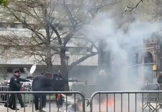 Polio se zapaljivom tečnošću u parku: Muškarac se zapalio ispred suda