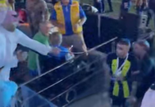 Nezapamćen skandal: Navijač bičovao fudbalera (Video)