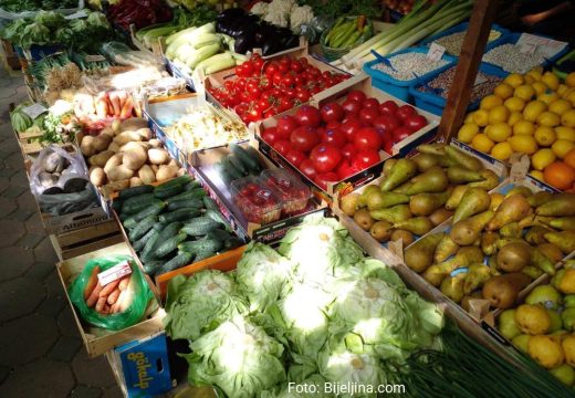 Bijeljinska Zelena pijaca:  Dobra ponuda domaće i uvozne robe (Foto)