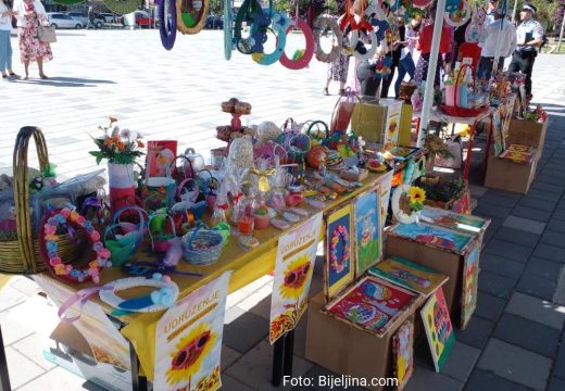 Bijeljinska djeca Suncokreti: Otvorena dvodnevna prodajna izložba (Foto)