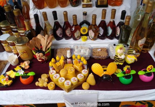 Na sajamskim štandovima ispred hotela “Drina”:  Od meda i pčelinjih proizvoda do raznih rukotvorina
