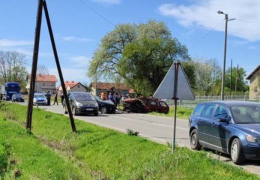Sudar tri vozila: Povrijeđena žena prevezena u bijeljinsku bolnicu, a vozač u Banjaluku (Foto)