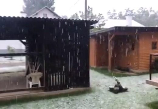 Pogledajte video: Snijeg zabijelio dio Srpske (Video)