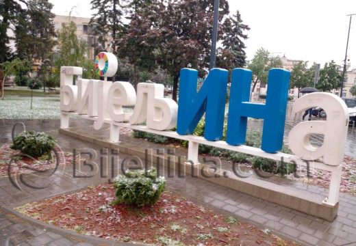 Mnoge iznenadio: Usred aprila bijeli pokrivač na krovovima