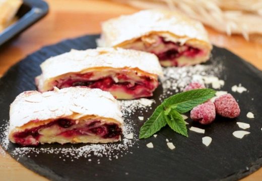 Brza i ukusna poslastica: Štrudla od šumskog voća i griza