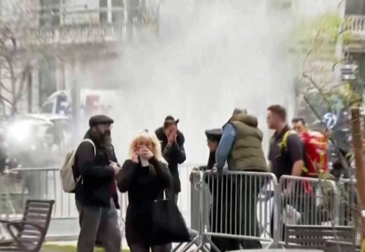 Prvo bacio gomilu brošura u vazduh: Umro muškarac koji se zapalio ispred suda