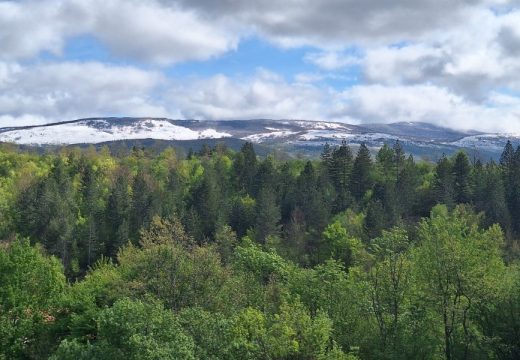 Voćnjaci i bašte prekriveni snijegom: Bijele se vrhovi krajiških planina