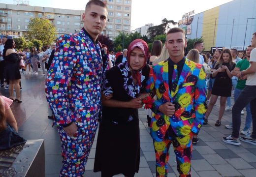 On je definitivno zvijezda interneta: Momak iz Bijeljine se ovako projavio na proslavi mature, nema ko ne komentariše šta je obukao (Video)