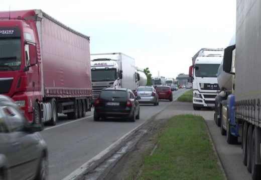 UIO: Gužva na carinskom terminalu biće raščišćena do 14 časova (Foto)