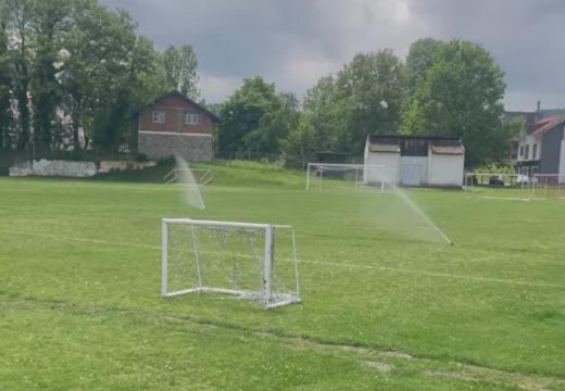 Lopare: Pušten u rad automatski sistem za navodnjavanje na igralištu FK “Majevica“