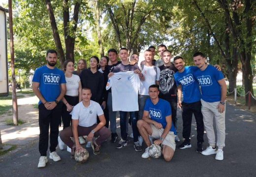 “Proslava titule” : Fudbaleri Radnika u posjeti osnovnim i srednjim školama (Foto/Video)