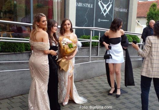Zbog kiše nije bilo svečanog defilea: Maturu večeras proslavlja 101. generacija bijeljinske Gimnazije  (Foto)