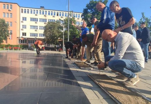 U Crkvi Svetog Đorđa služen moleban: Građani Bijeljine i Lopara prislužili svijeće poginulima u ratu (Foto)