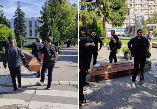 Banjaluka: Donijeli mrtvački sanduk pred Narodnu skupštinu (Video)