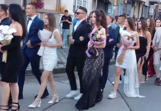 “Da budu na ponos roditelja i profesora”: Plesom na trgu maturu proslavili maturanti Tehničke škole (Foto/Video)