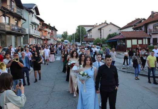 Lopare: Maturanti Srednjoškolskog centra defileom obilježili kraj školske godine (Foto)