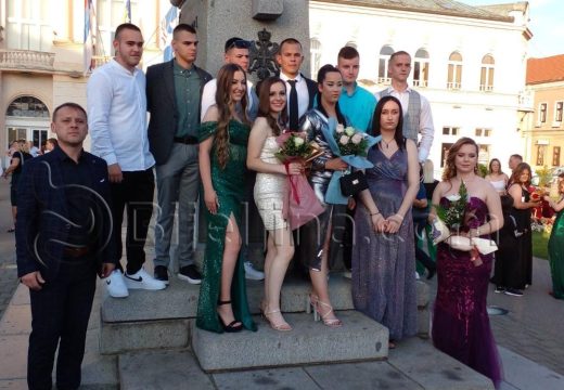 Škola koja nudi brzo zaposlenje: Defile maturanata Srednje stručne škole JanjaŠkola koja nudi brzo zaposlenje