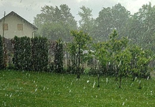 Grad veličine oraha: Jako nevrijeme praćeno gradom zahvatilo Prnjavor (Video)
