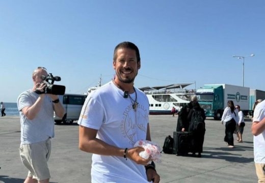 Iskrcao se sa trajekta, pa pao na zemlju i poljubio je: Nikola Rokvić stigao u manastir Sveti Nektarije