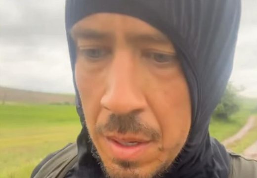 “Četiri kilometra idem po blatu, noge su mi mokre”: Nikola Rokvić muči muku 13. dan hodočašća, otkrio sa čime se suočava (Foto)