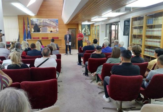 Bijeljina: Otvorena izložba slika 20 učesnika iz regiona